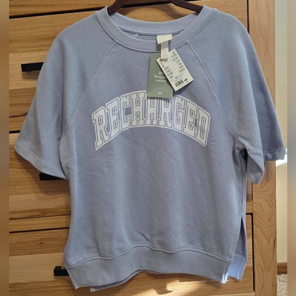 H&M ICELAND Size XS Light Lavender Short Sleeve Sweatshirt with White Graphic